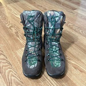 Women’s Danner Wayfinder 8” Real Tree Edge 800g Hunting Boots - Size 9.5